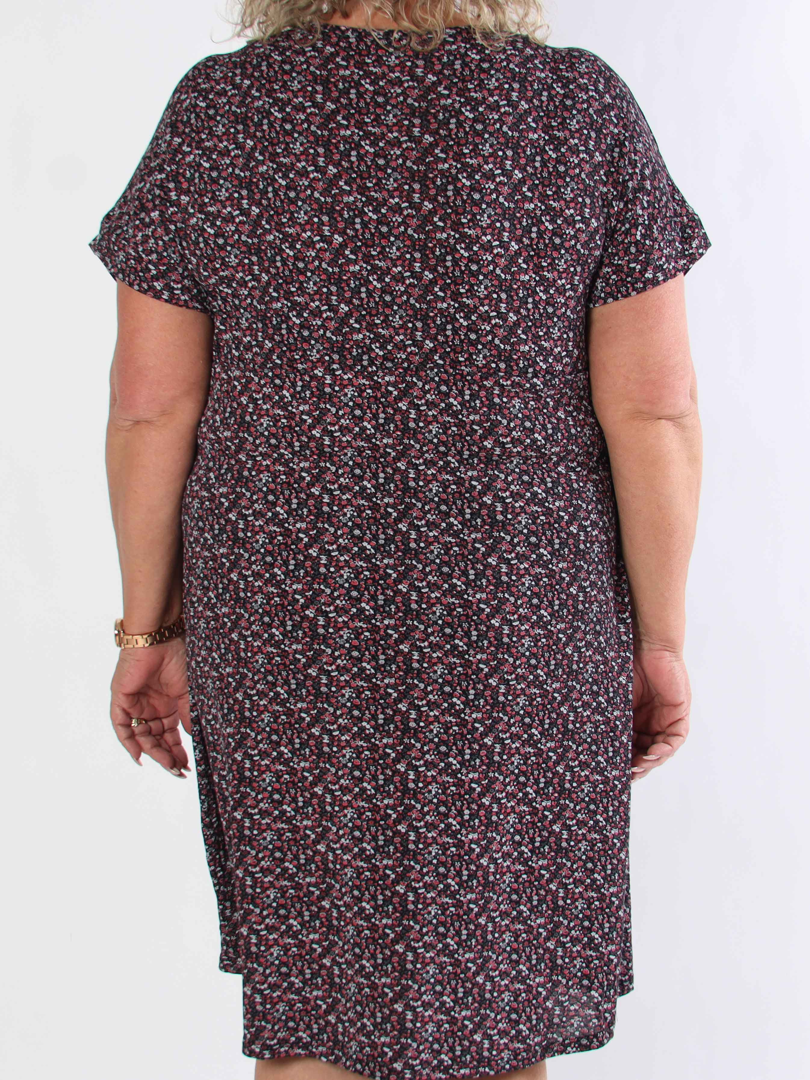 Maryam - Söt plus size klänning i mjuk viskos med blomstermönster